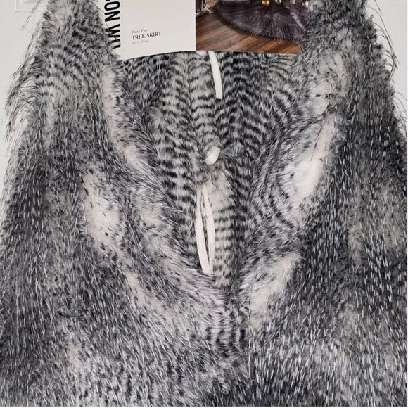 Designer Jason Wu Faux Fur Christmas Tree Skirt 56" Black White Long Feather NEW - Picture 5 of 11